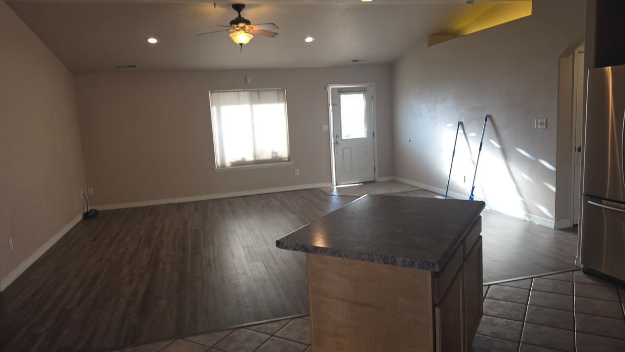 471 Coos Bay St - Photo 3 of 15