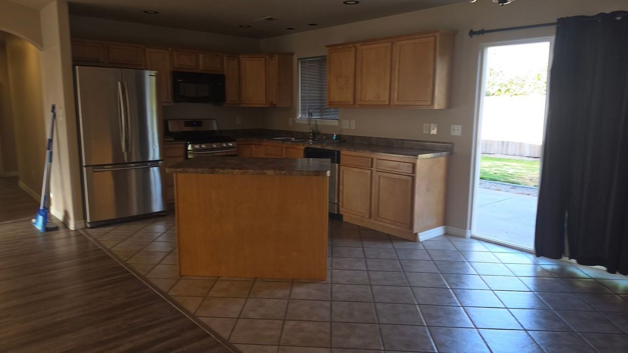 471 Coos Bay St - Photo 4 of 15