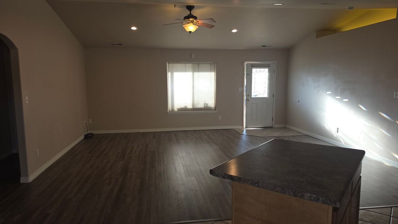 471 Coos Bay St - Photo 5 of 15
