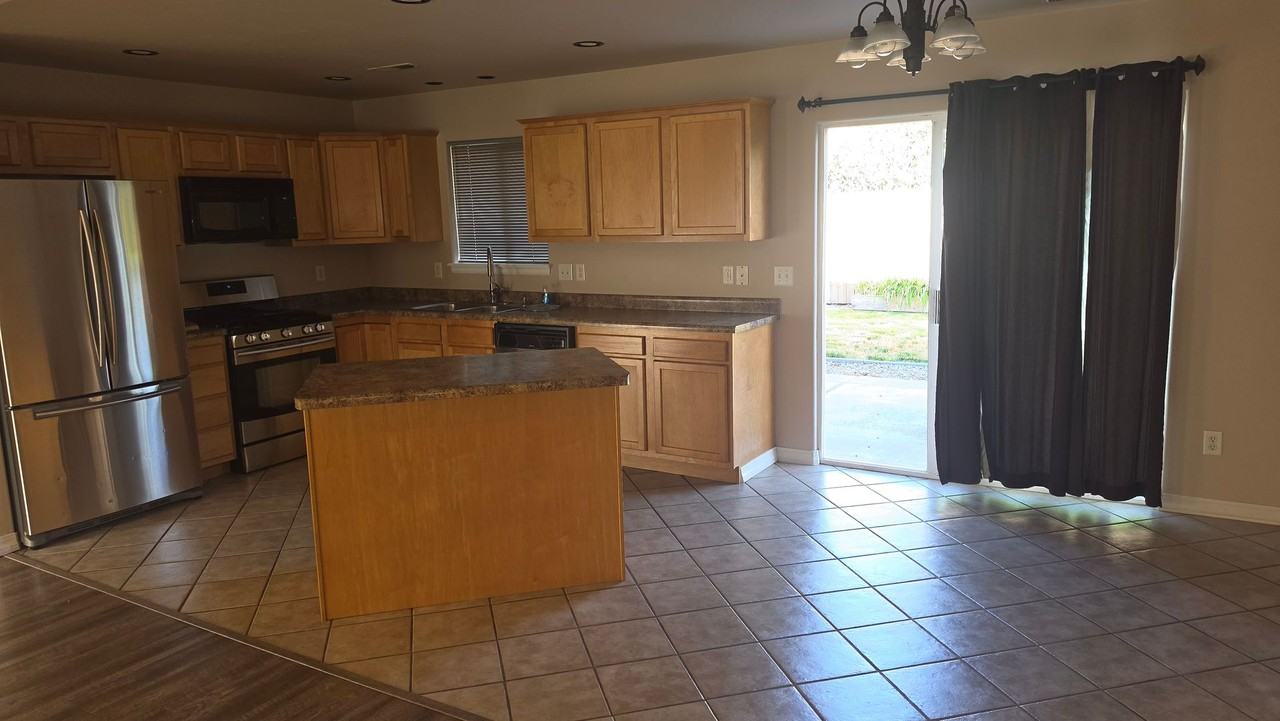471 Coos Bay St - Photo 6 of 15