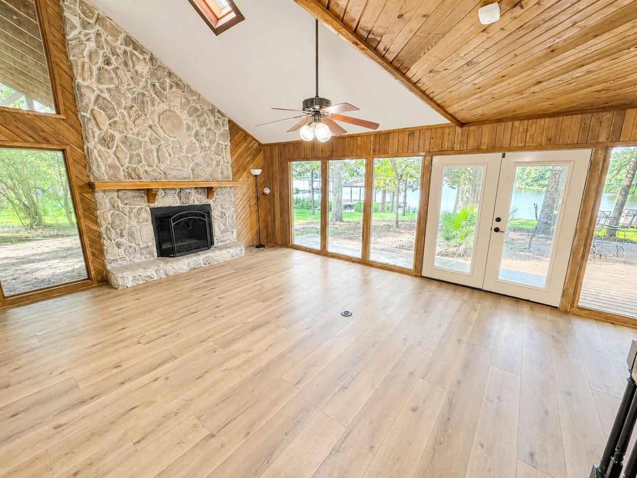 1855 Glen Cove Dr - Photo 2 of 12