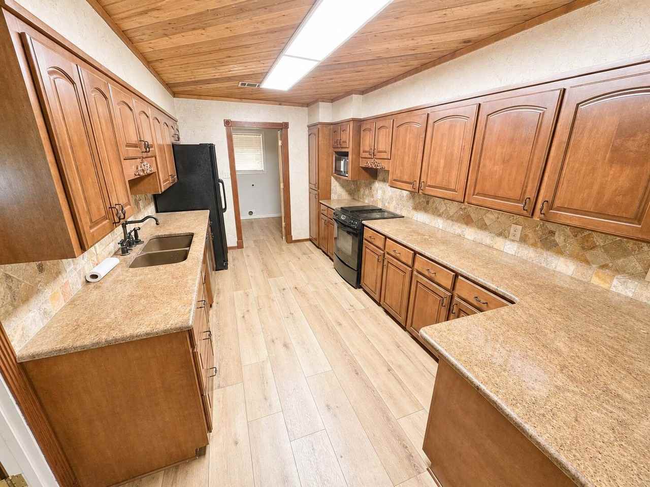 1855 Glen Cove Dr - Photo 3 of 12