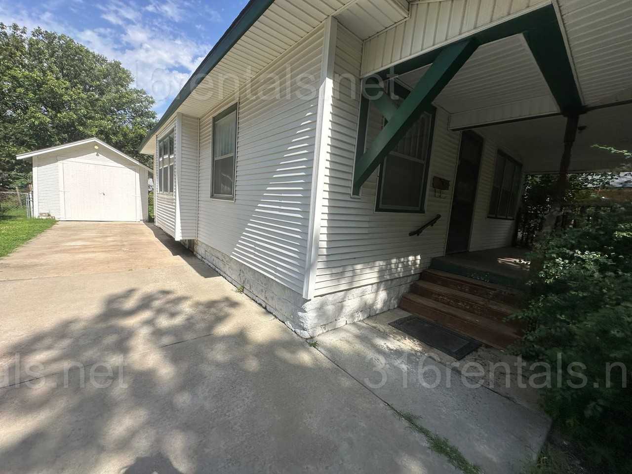137 N Athenian Ave - Photo 3 of 19