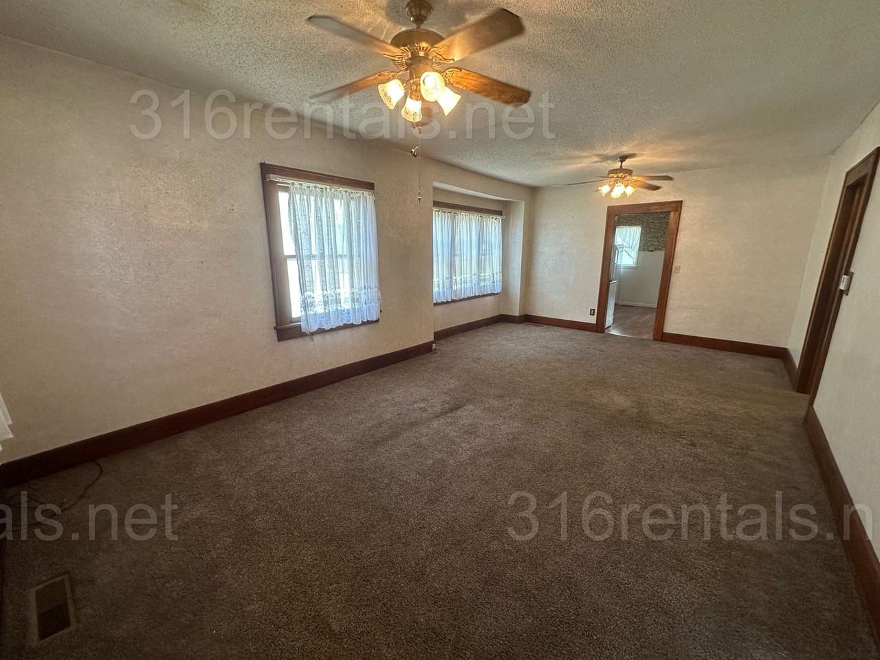 137 N Athenian Ave - Photo 5 of 19