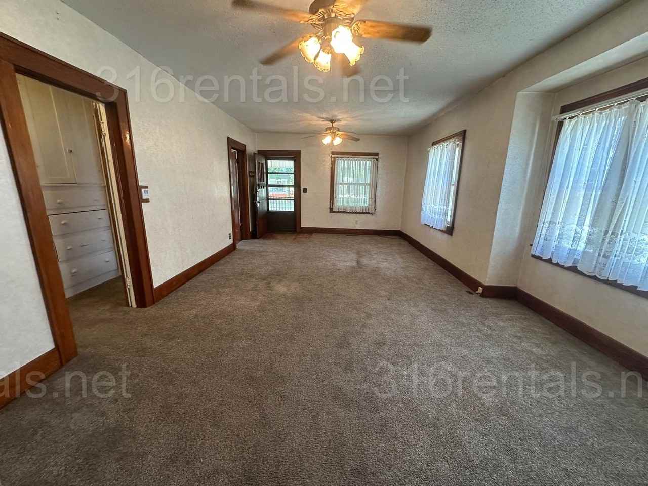 137 N Athenian Ave - Photo 6 of 19