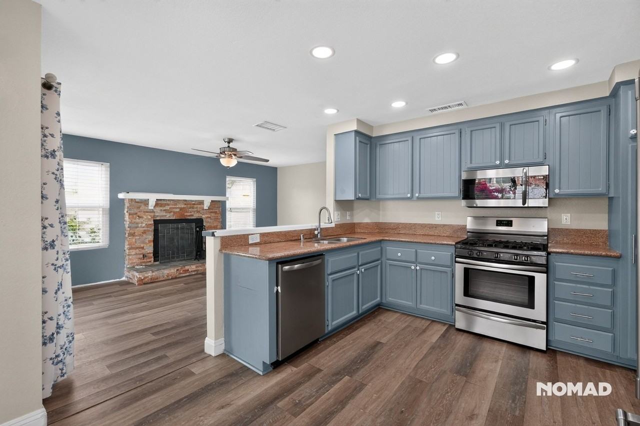 13699 Daimler St - Photo 2 of 17