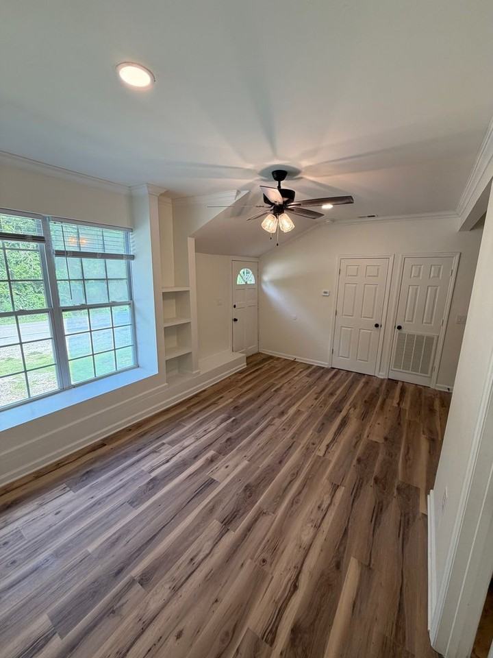 1013 Riverside Dr - Photo 3 of 12