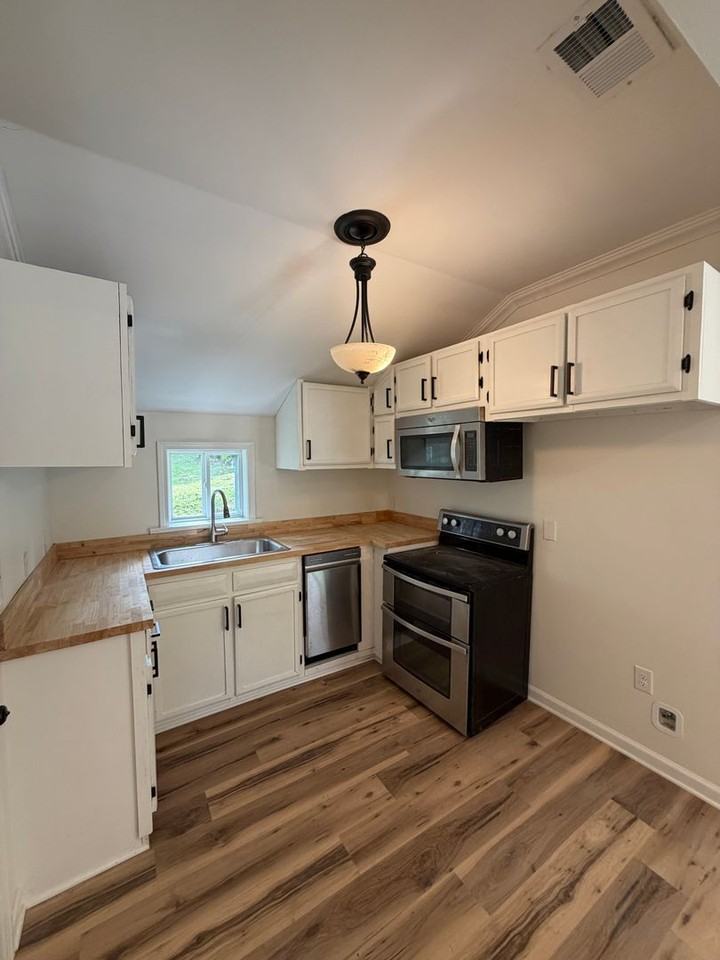 1013 Riverside Dr - Photo 5 of 12