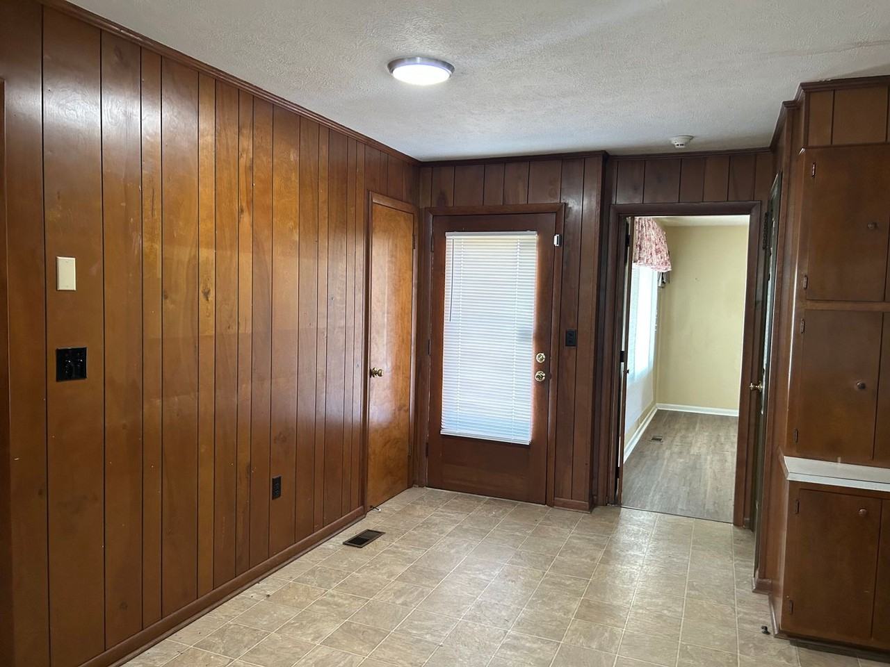 1423 Summerville Rd - Photo 2 of 17
