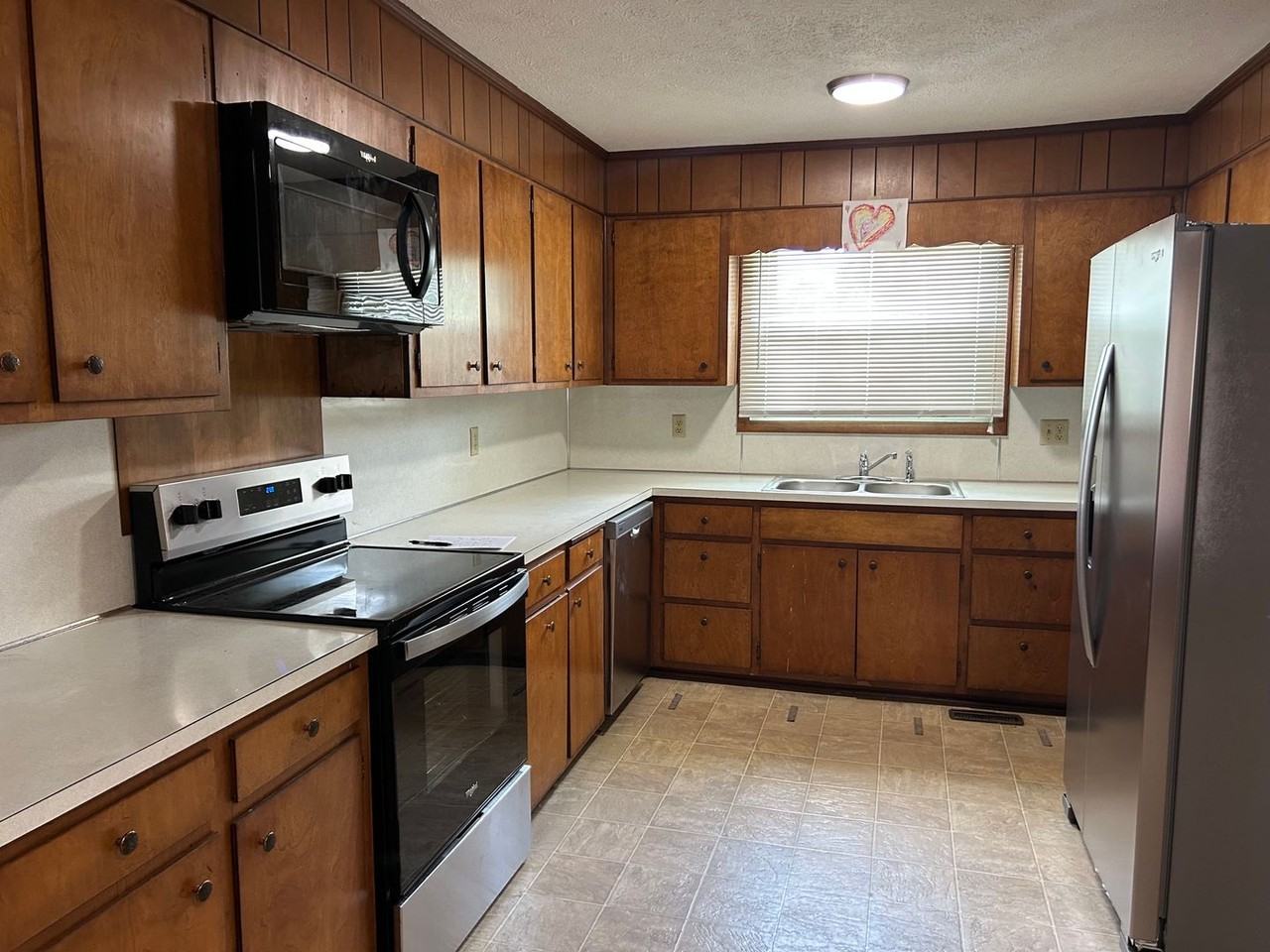 1423 Summerville Rd - Photo 4 of 17