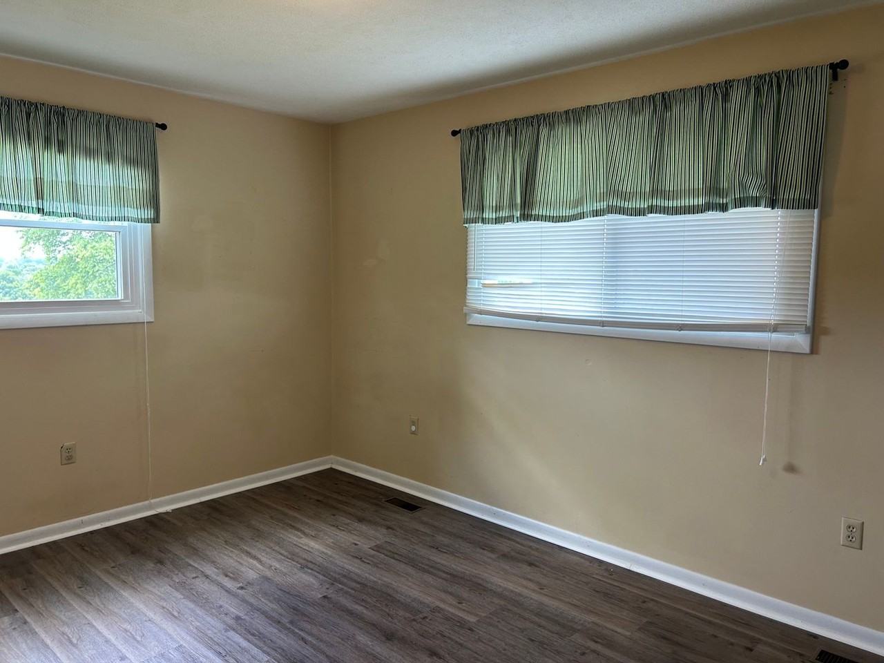 1423 Summerville Rd - Photo 7 of 17