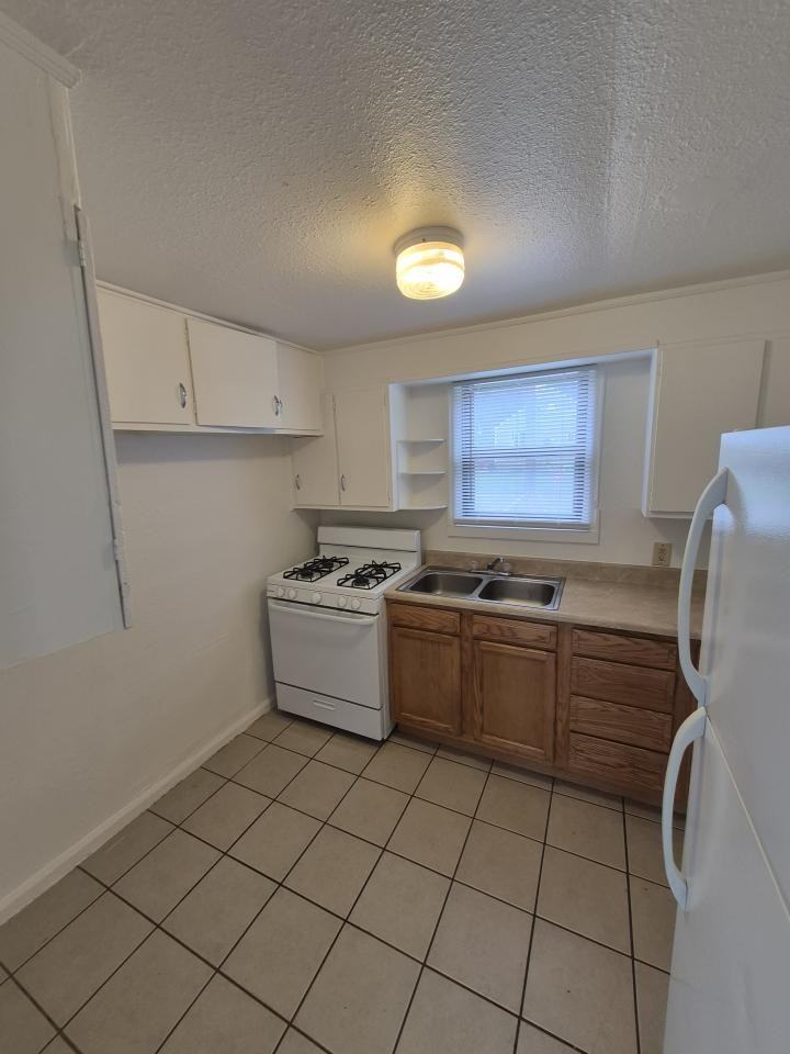 615 S 32nd St - Photo 4 of 9