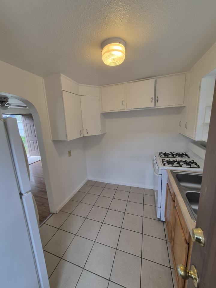 615 S 32nd St - Photo 5 of 9