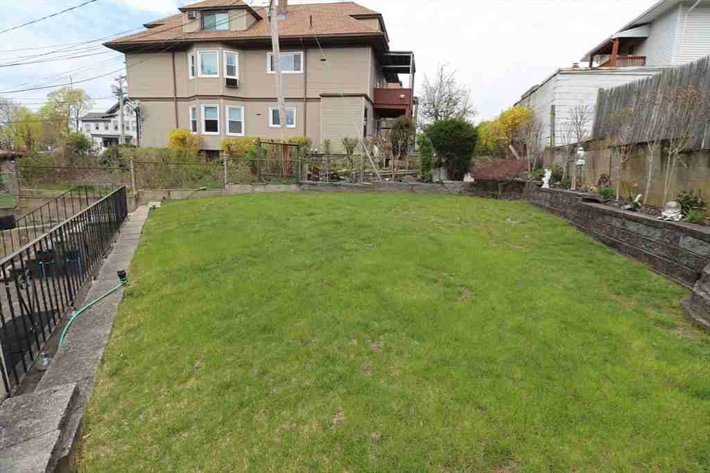 667 Fellsway - Photo 5 of 18