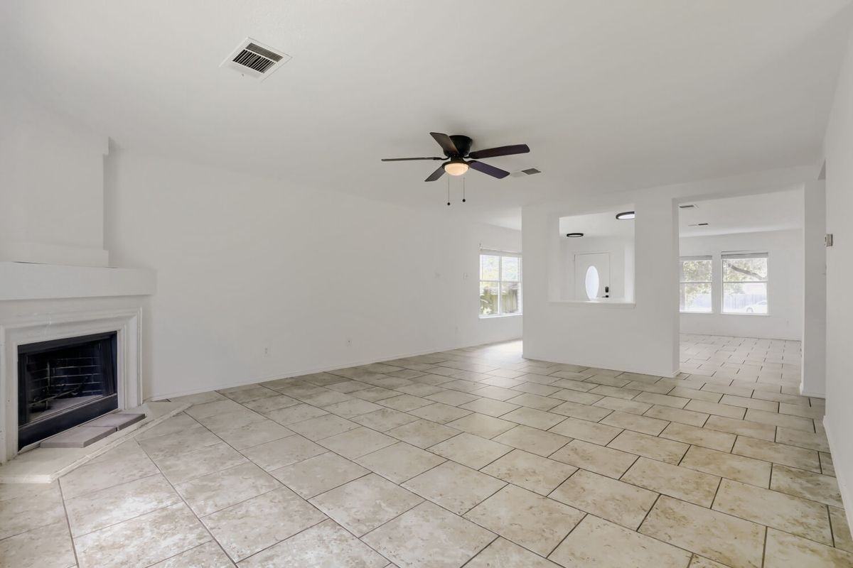 512 Woodford Dr - Photo 2 of 5