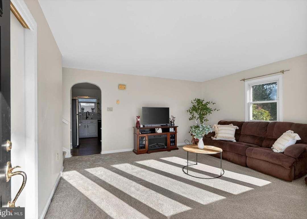 27 Rosemont Ave - Photo 3 of 17