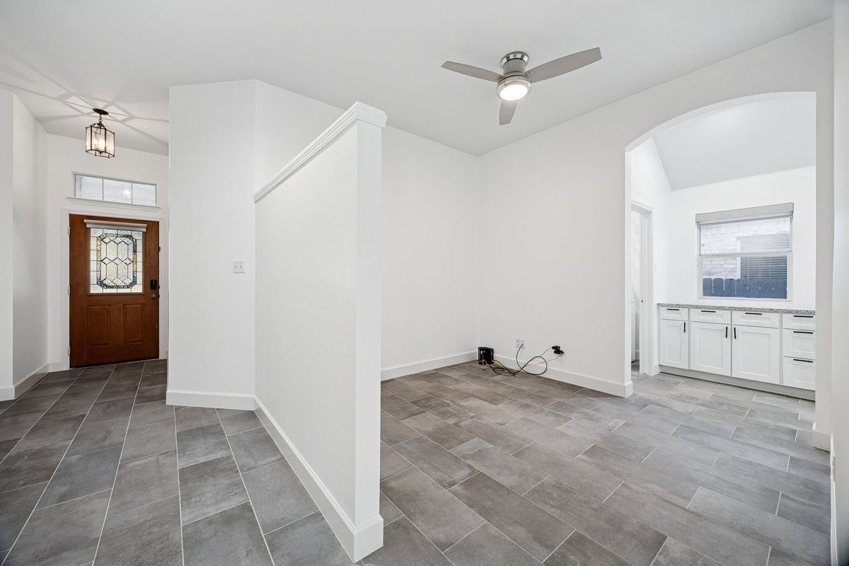 2995 Overland St - Photo 2 of 10