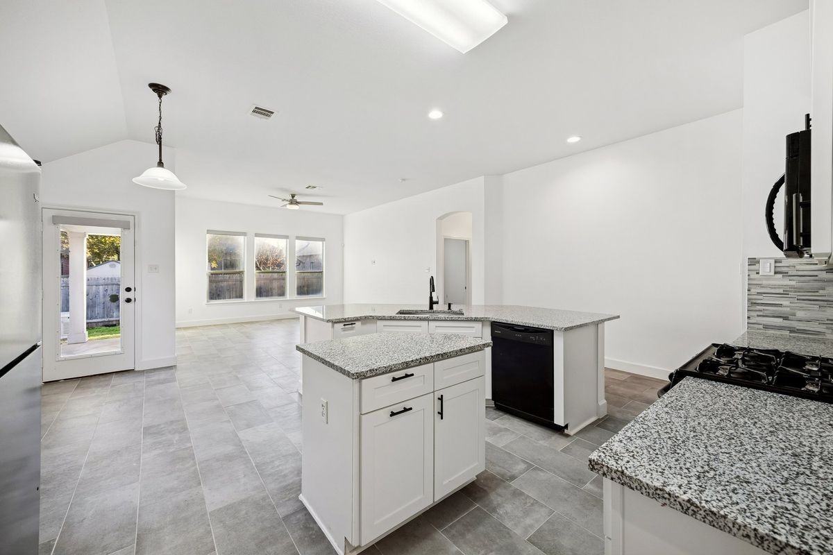 2995 Overland St - Photo 5 of 10