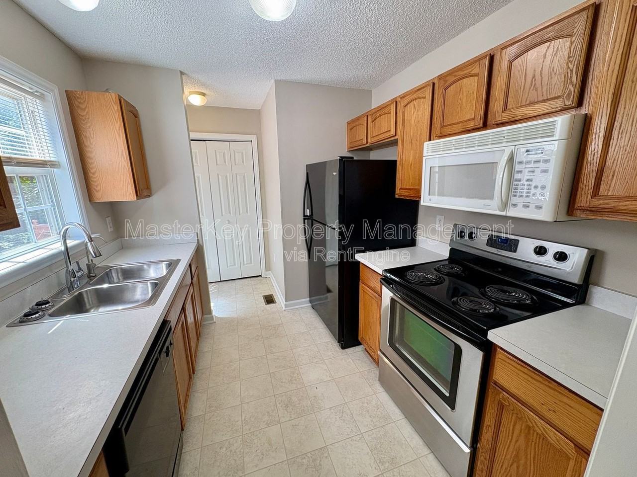 317 Cross Hill Ln - Photo 3 of 50