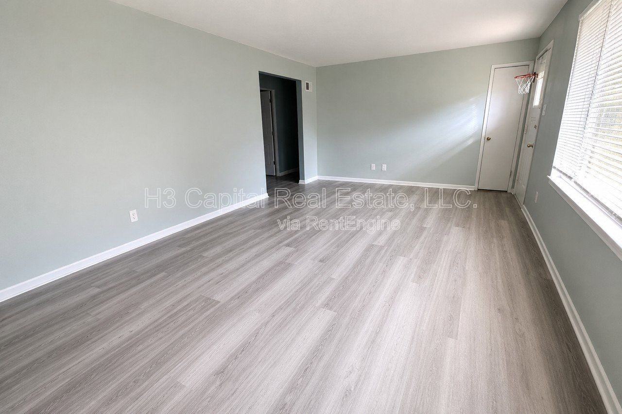 202 S Hilgard St - Photo 2 of 9