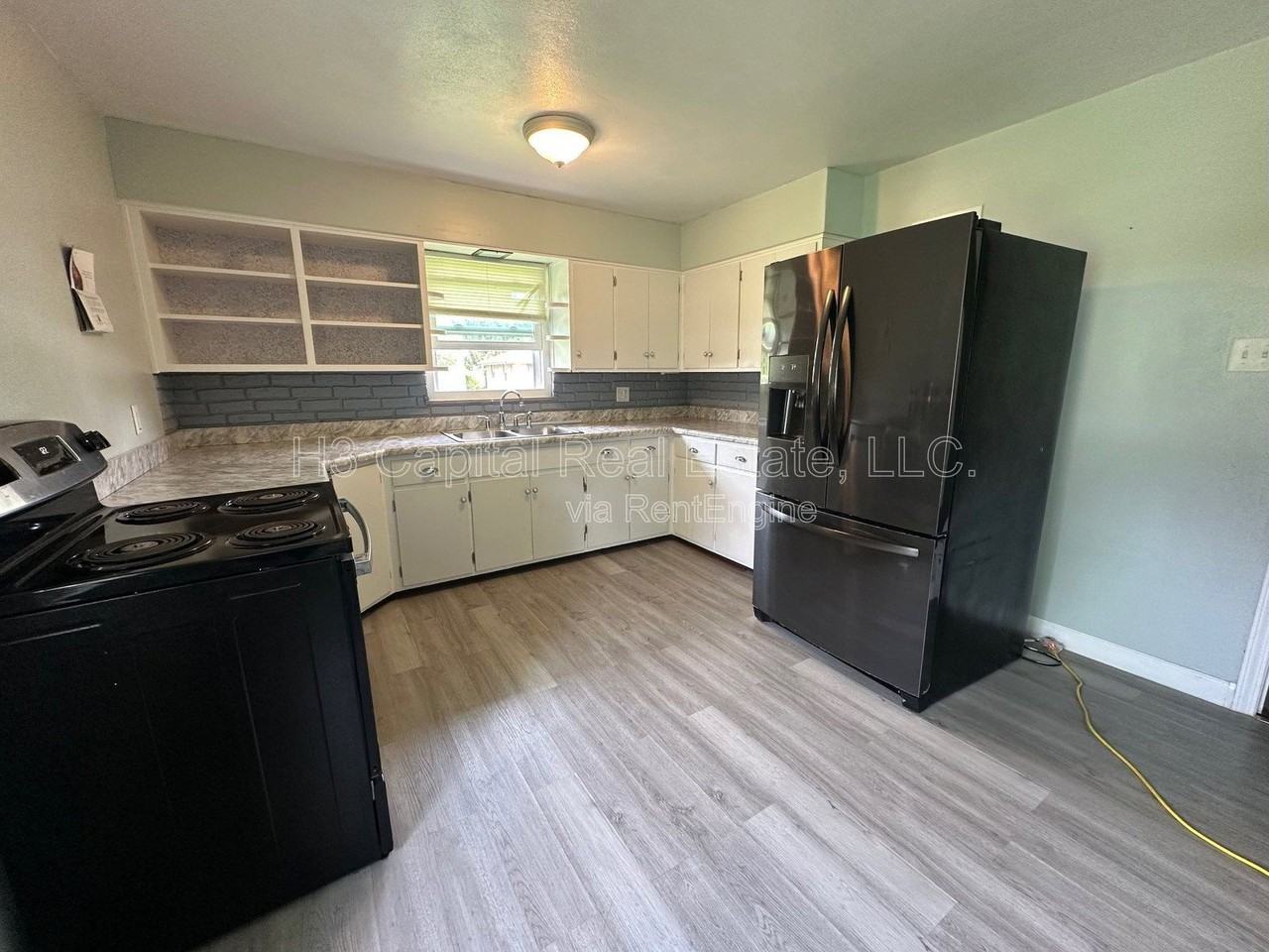 202 S Hilgard St - Photo 3 of 9