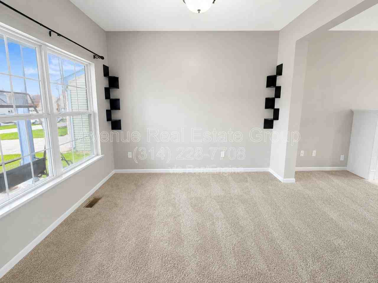 555 Fortress Ct - Photo 2 of 20