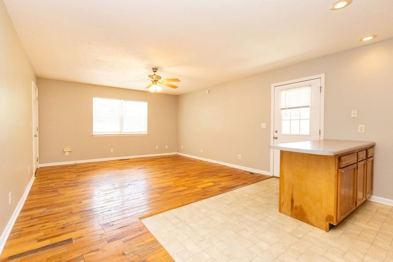 402 Hall St #A - Photo 6 of 12