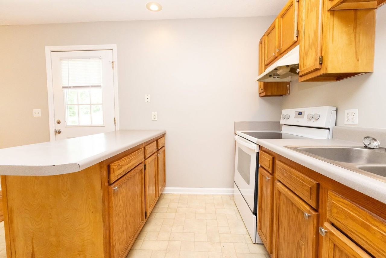 402 Hall St #A - Photo 7 of 12
