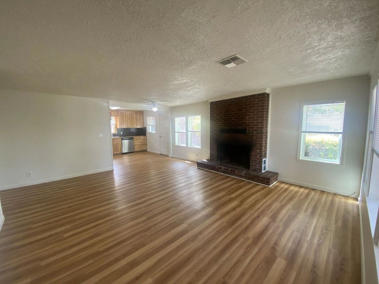 310 Se Gregory Dr - Photo 3 of 25