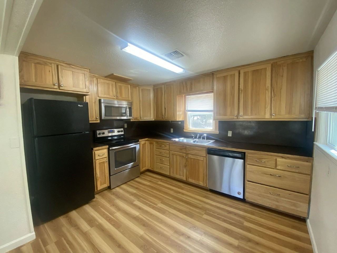 310 Se Gregory Dr - Photo 6 of 25
