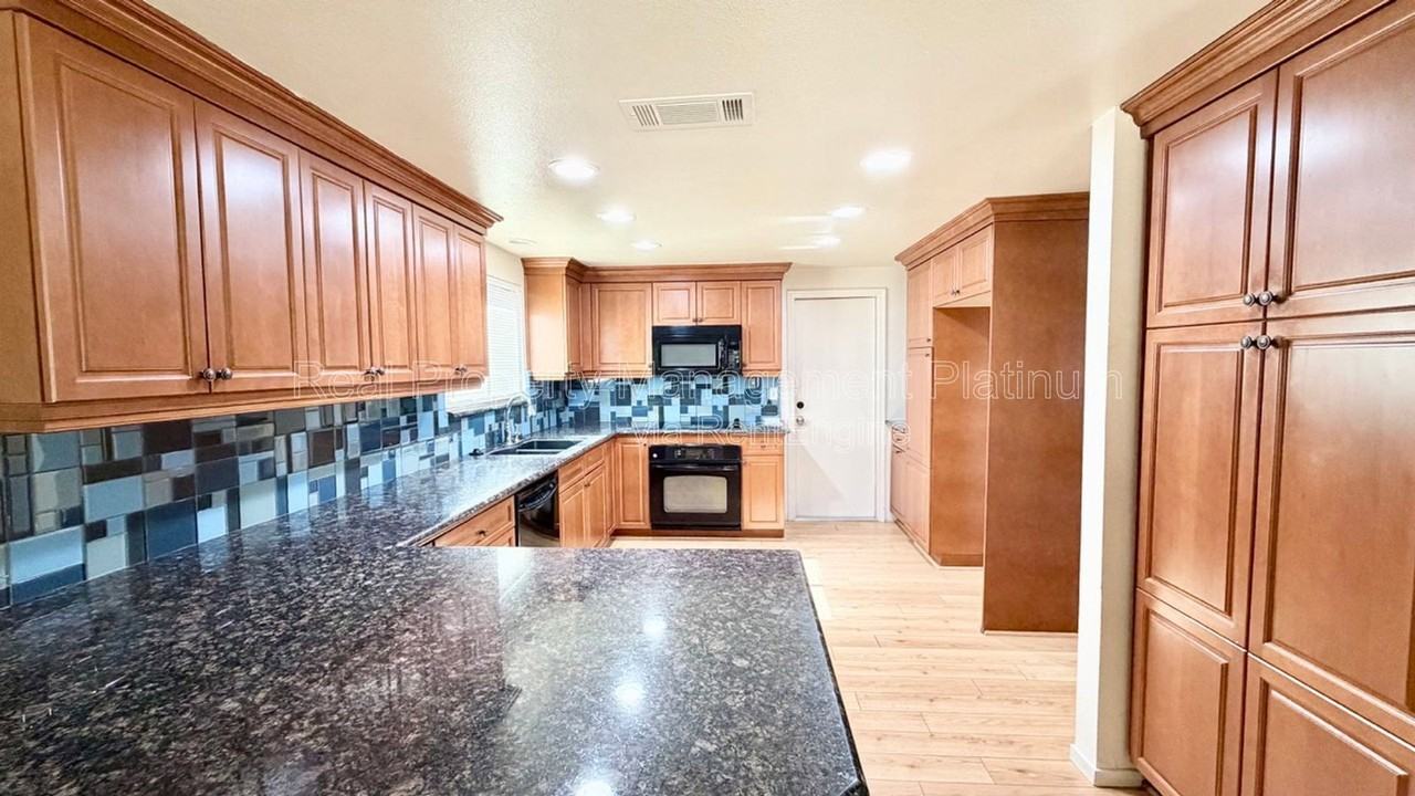 3305 E Palo Alto Ave - Photo 3 of 18