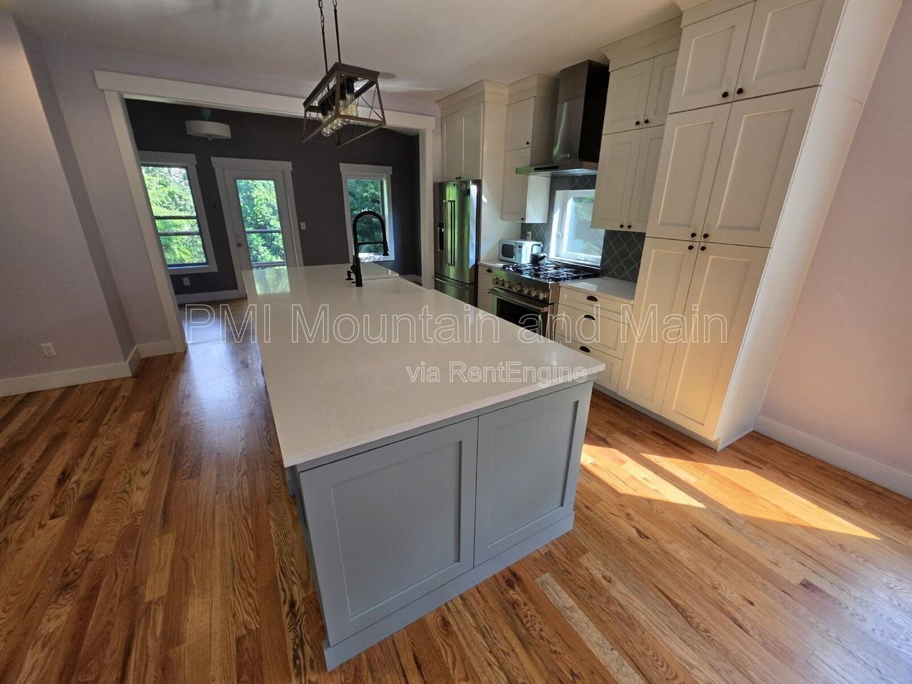 156 Bradley St - Photo 7 of 48
