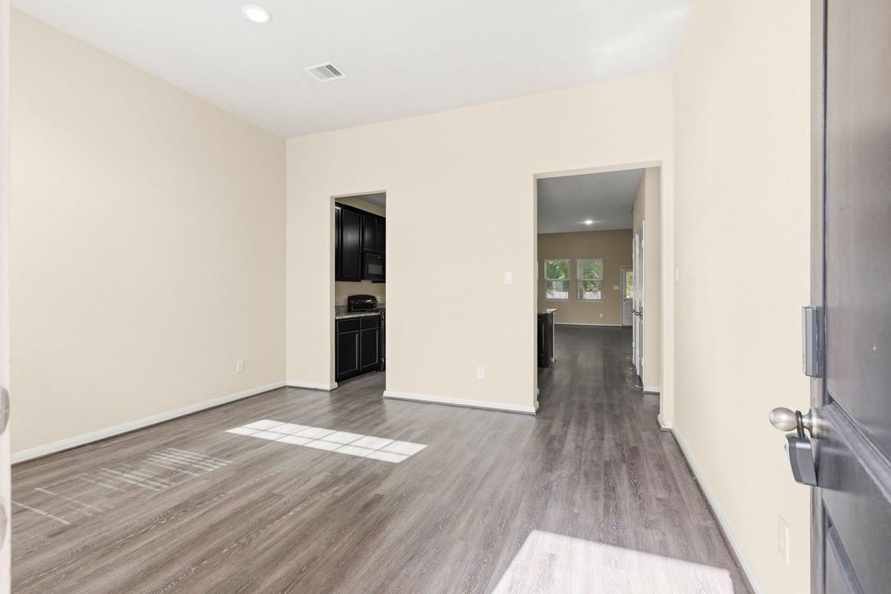 6131 Carpenters Cove Ln - Photo 3 of 32