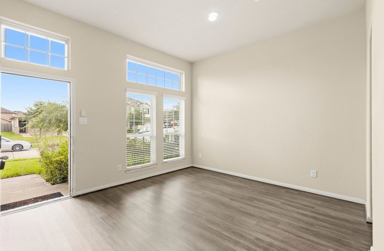 6131 Carpenters Cove Ln - Photo 4 of 32