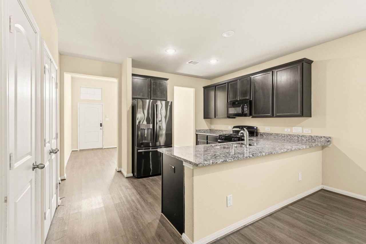 6131 Carpenters Cove Ln - Photo 5 of 32