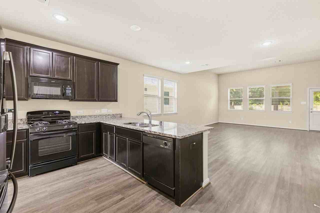 6131 Carpenters Cove Ln - Photo 6 of 32