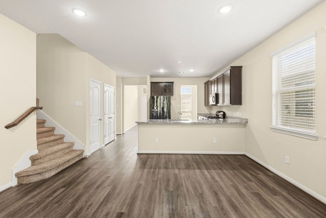 6131 Carpenters Cove Ln - Photo 7 of 32