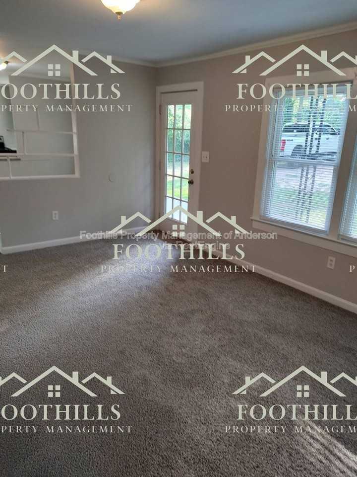 1302 Robbins Dr - Photo 2 of 15