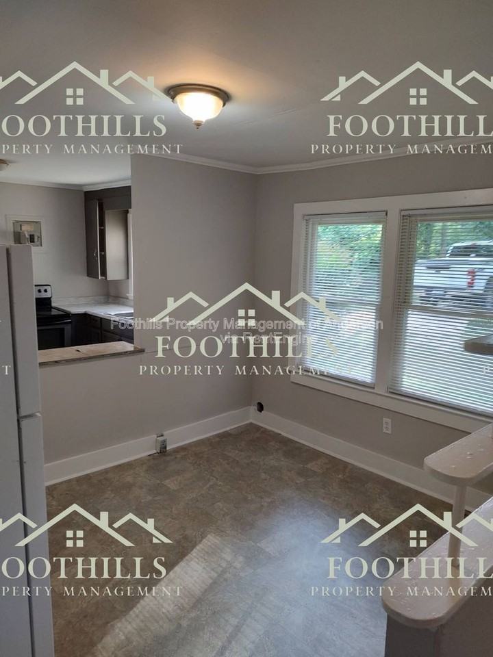 1302 Robbins Dr - Photo 4 of 15