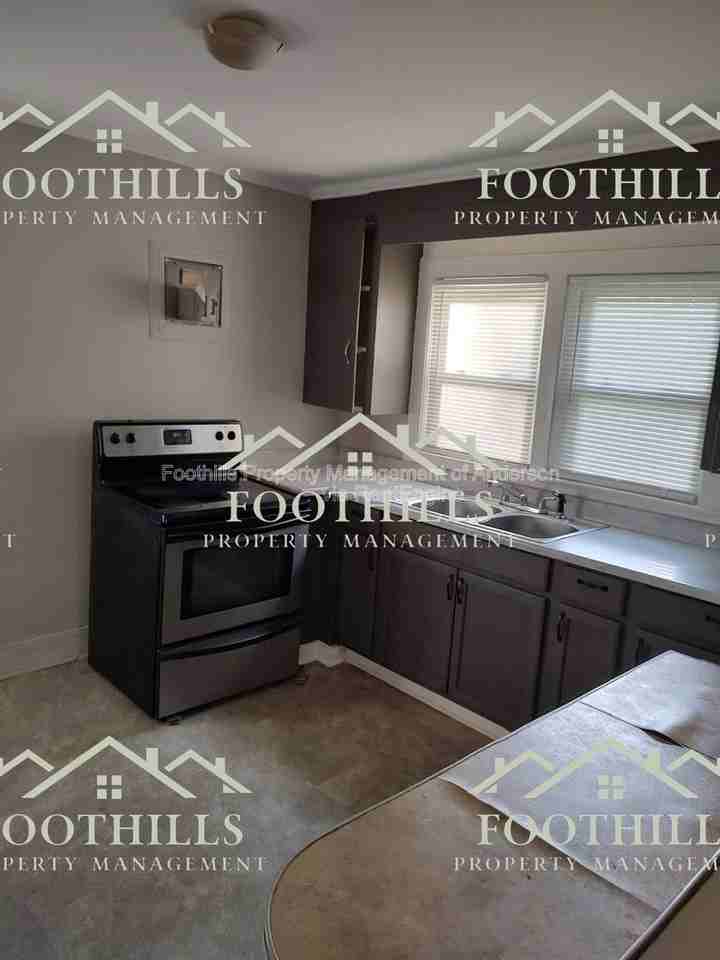 1302 Robbins Dr - Photo 5 of 15