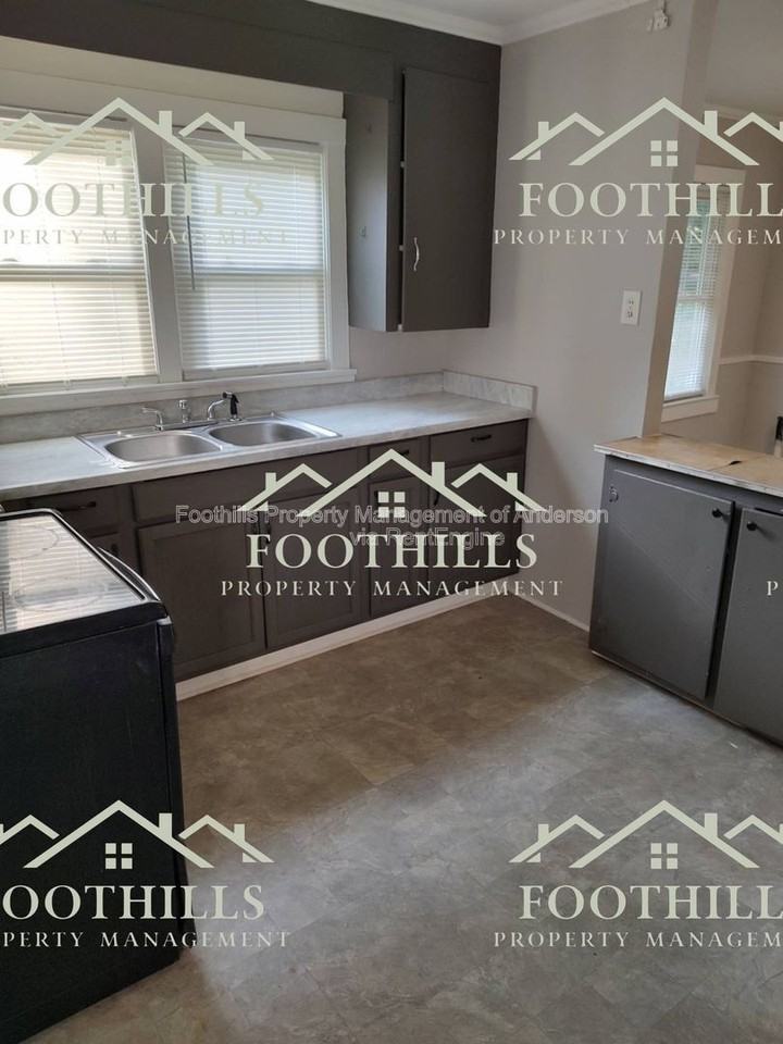 1302 Robbins Dr - Photo 6 of 15