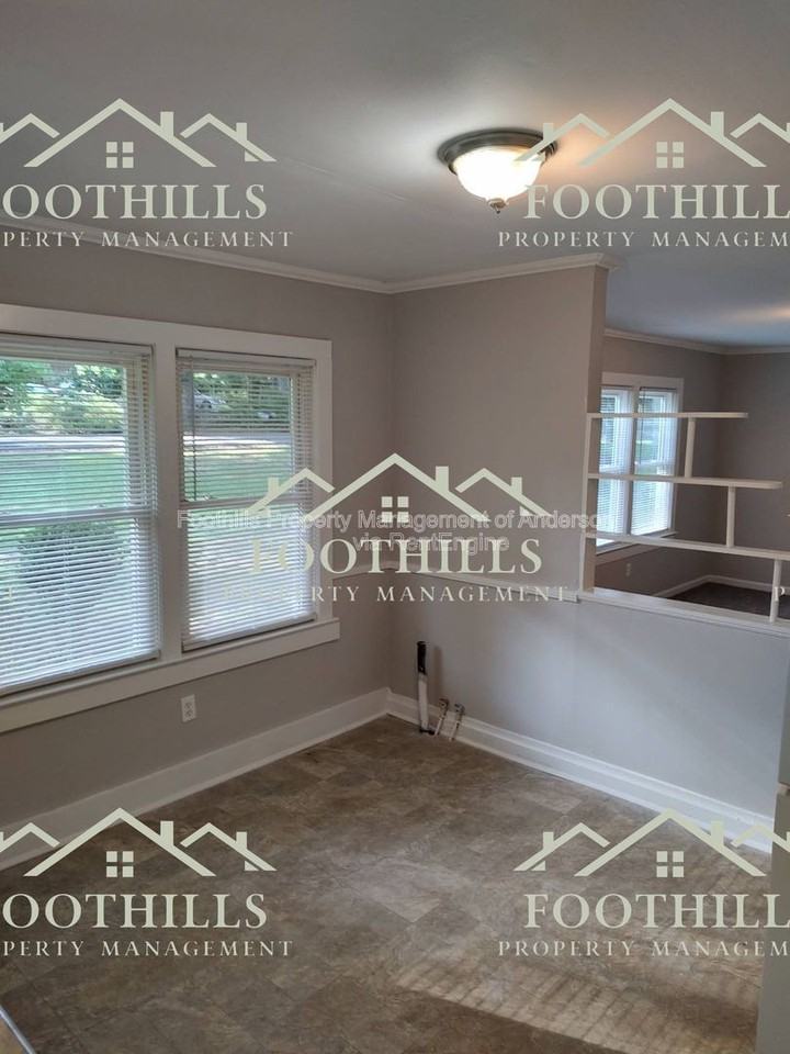 1302 Robbins Dr - Photo 7 of 15