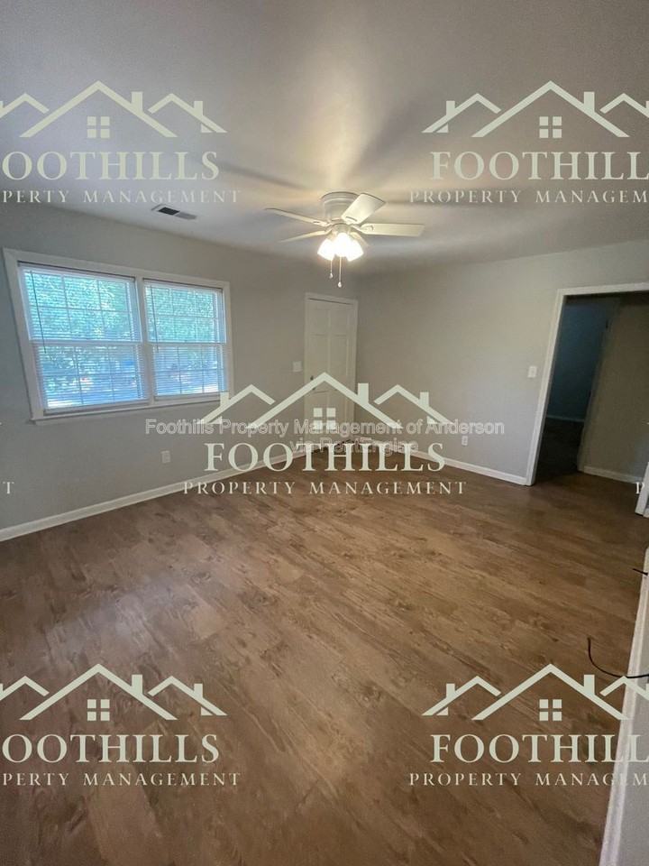 2505 Rolling Green Rd - Photo 2 of 13