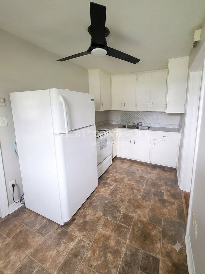 401 W 1st St #A - Photo 2 of 5