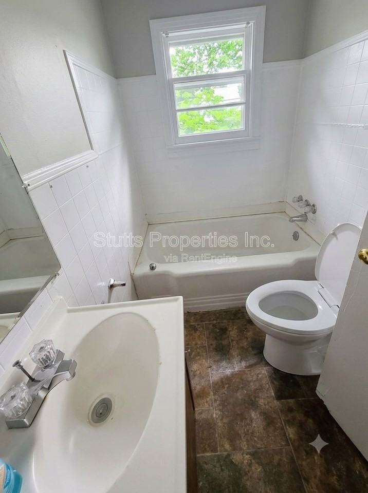 401 W 1st St #A - Photo 3 of 5