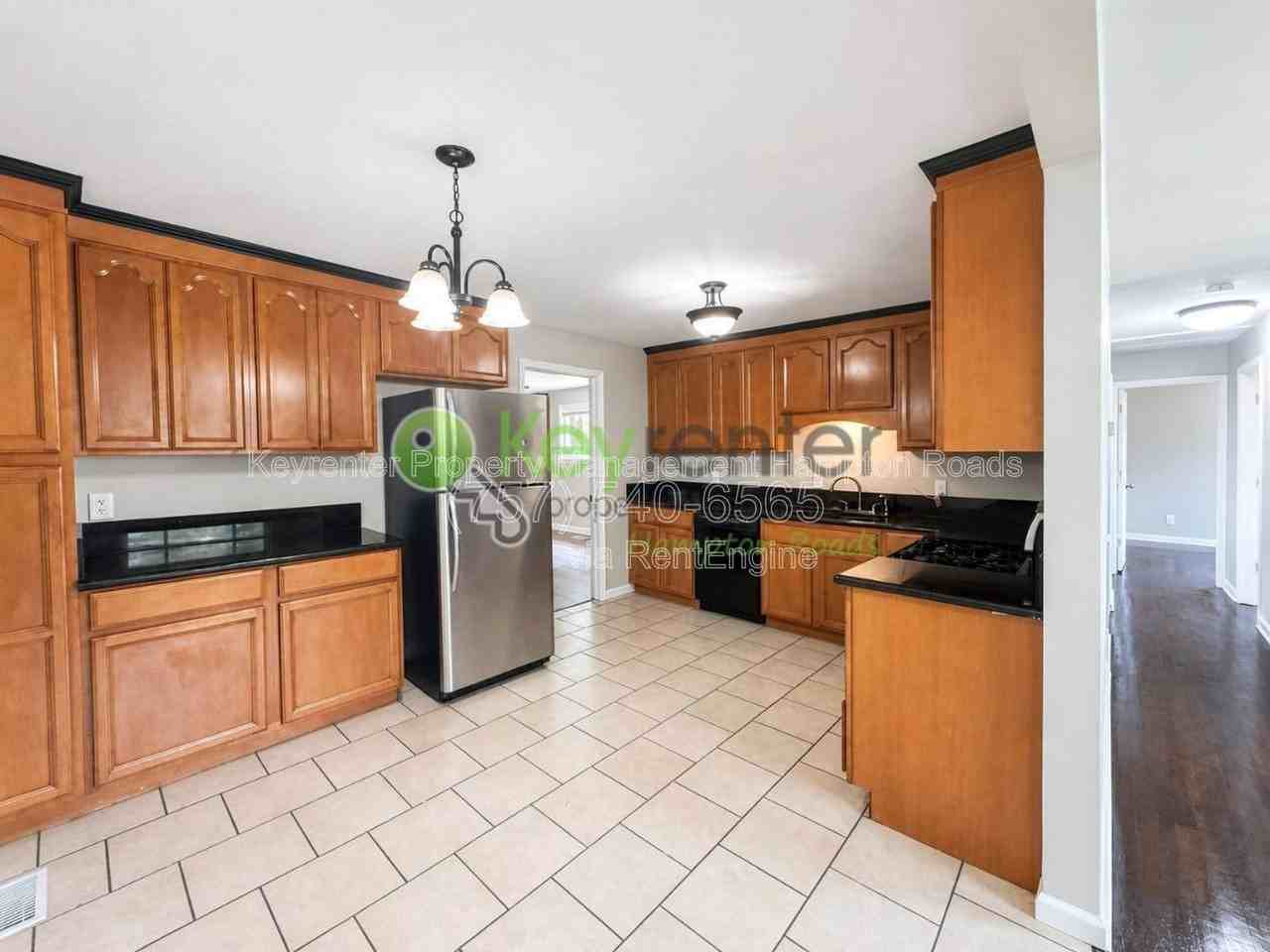 543 Mclean St - Photo 3 of 24
