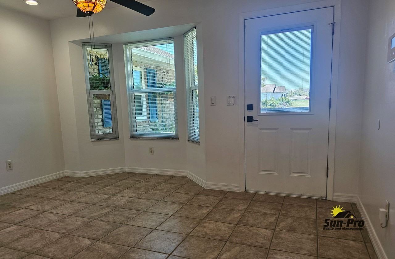 139 Riverwalk Ct - Photo 3 of 35