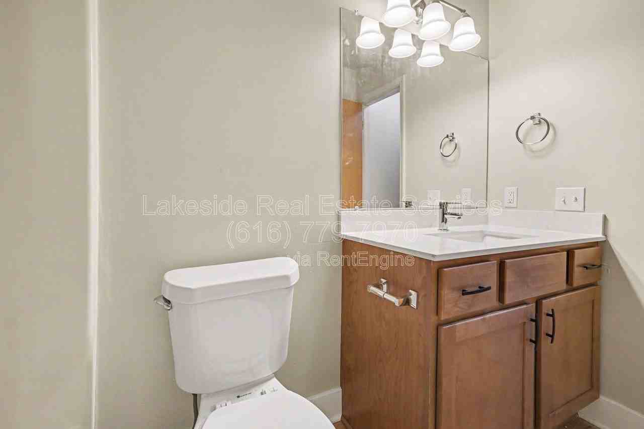 1013 36th St Sw #4 - Photo 3 of 42