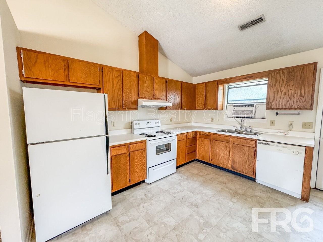 2108 E 3rd St #B - Photo 6 of 20