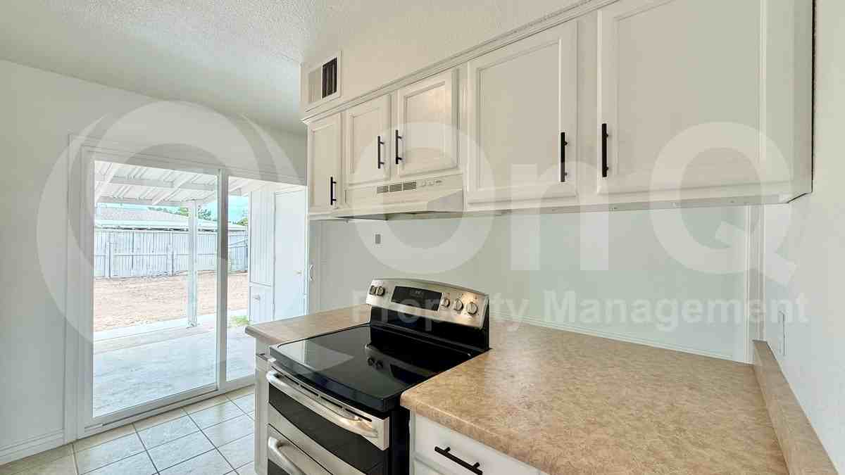 1043 E 10th Ave - Photo 3 of 23